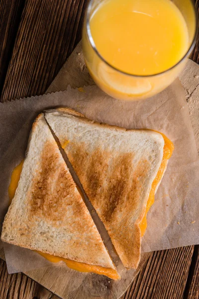 Cheese Sandwich na stole — Zdjęcie stockowe