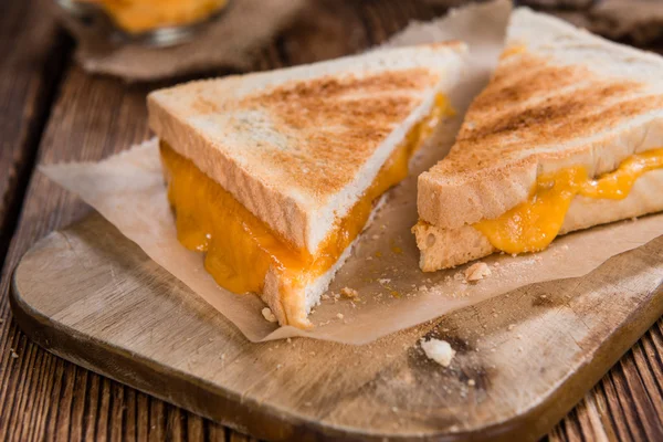 Käse-Sandwich auf dem Tisch — Stockfoto