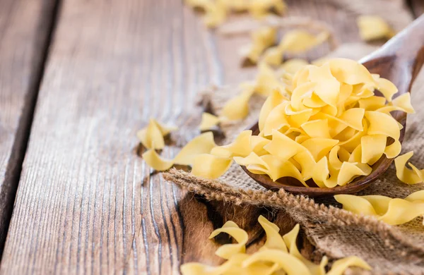 Tagliatelle crudo en la mesa —  Fotos de Stock