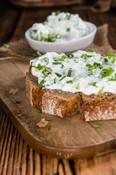 Rebanada de pan con cuajada de hierbas — Foto de Stock