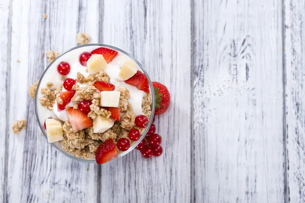 Knuspriger Joghurt mit frischen Früchten — Stockfoto