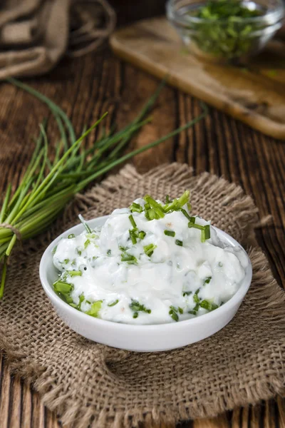 Schüssel mit Kräuterquark — Stockfoto