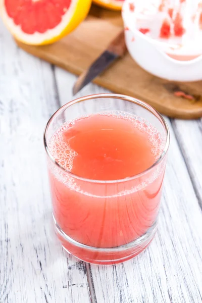 Succo di pompelmo appena spremuto — Foto Stock