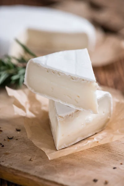 Stukken van Camembert op tafel — Stockfoto