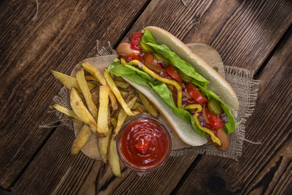 Cachorro quente com legumes frescos — Fotografia de Stock