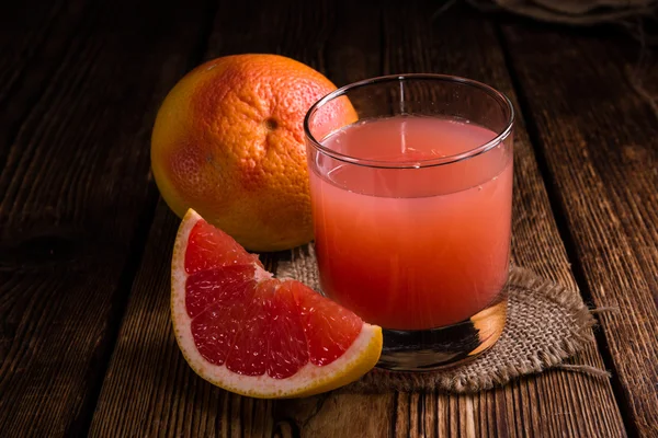 Glas mit Grapefruitsaft — Stockfoto