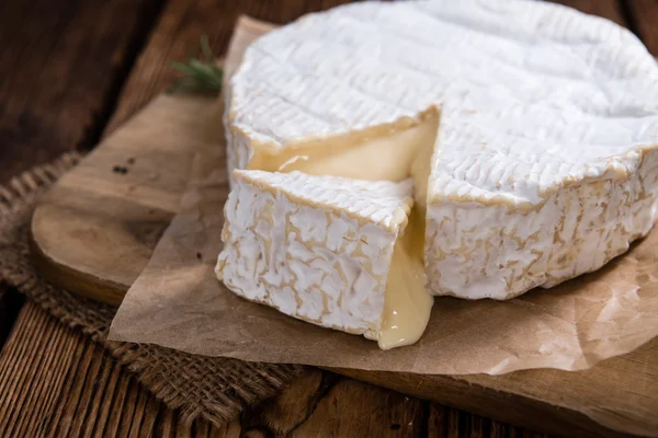 Cremiger Camembert auf Holztisch — Stockfoto