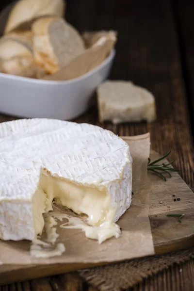 Cremiger Camembert auf hölzernem Hintergrund — Stockfoto