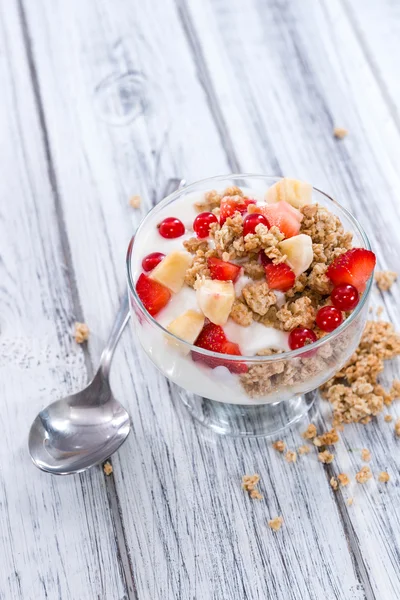 Glas mit knusprigem Joghurt — Stockfoto