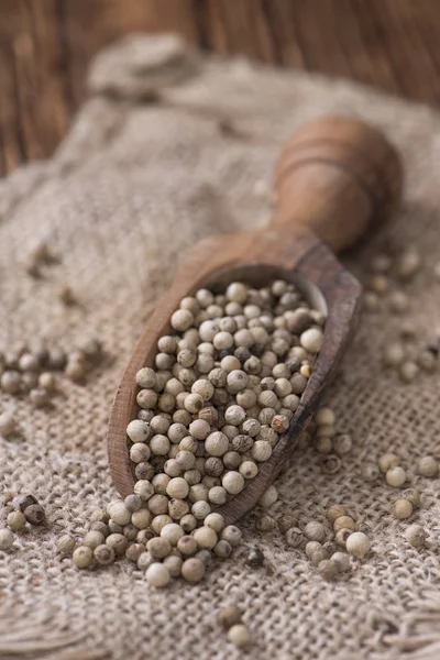 Porción de granos de pimienta blanca — Foto de Stock
