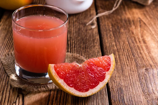 Succo di pompelmo appena spremuto — Foto Stock