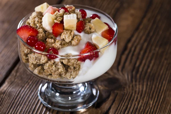 Knuspriger Joghurt mit frischen Früchten — Stockfoto