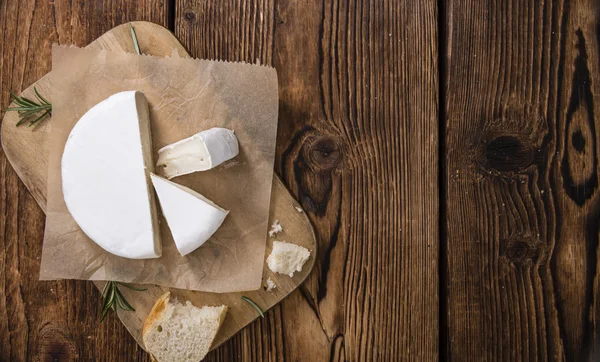 Camembert fatiado na mesa de madeira — Fotografia de Stock