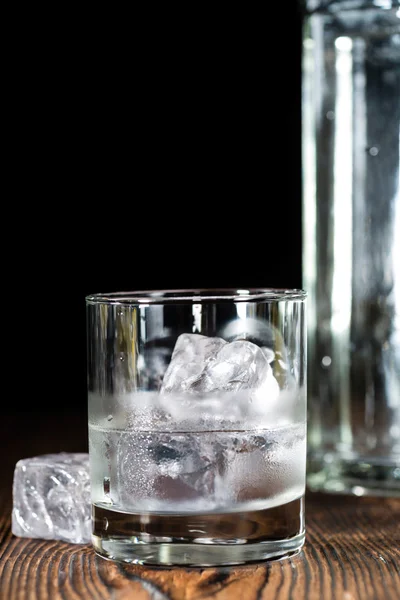 Водка Постріл з льодом — стокове фото