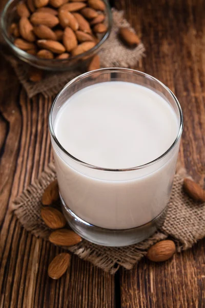 Část mléka zdravých mandlí — Stock fotografie