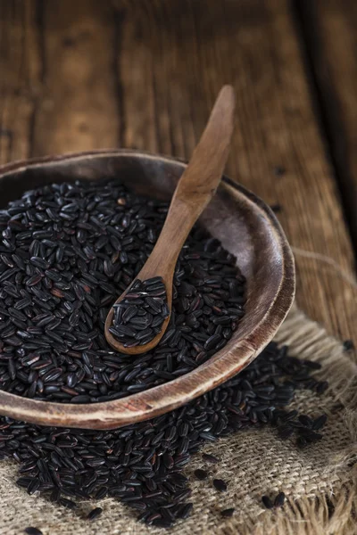 Порция черного риса на столе — стоковое фото