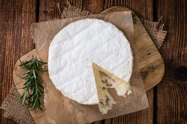 Camembert auf dem Tisch — Stockfoto