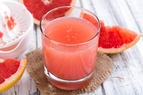 Frisch gepresster Grapefruitsaft — Stockfoto