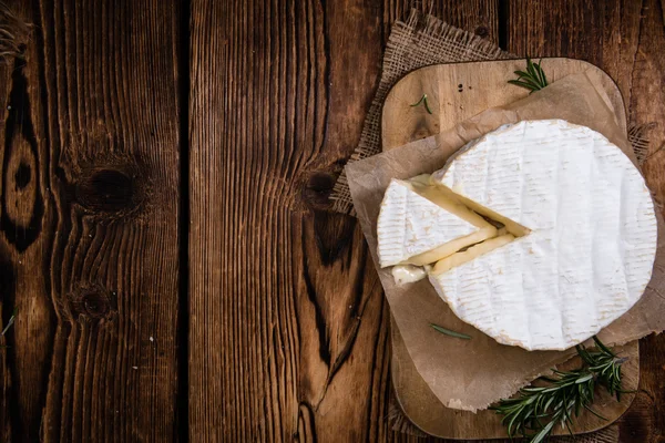 Camembert cremoso na mesa de madeira — Fotografia de Stock