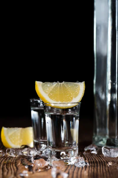 Vodka puro em uma mesa de madeira velha — Fotografia de Stock