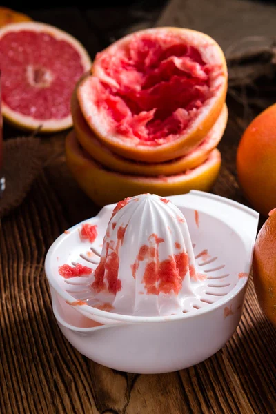 Grapefruitsaft pressen — Stockfoto
