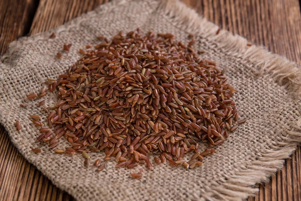 Mesa com uma porção de arroz vermelho — Fotografia de Stock