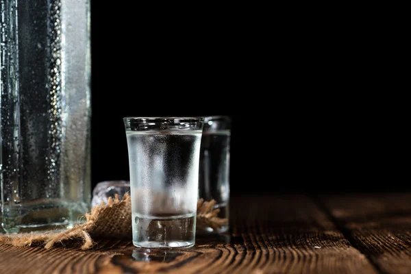 Wodka schoten op tabel — Stockfoto