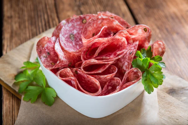 Salami auf Holztisch — Stockfoto