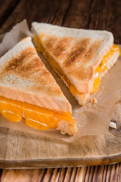 Käse-Sandwich auf dem Tisch — Stockfoto