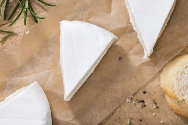 Camembert en rodajas en la mesa —  Fotos de Stock