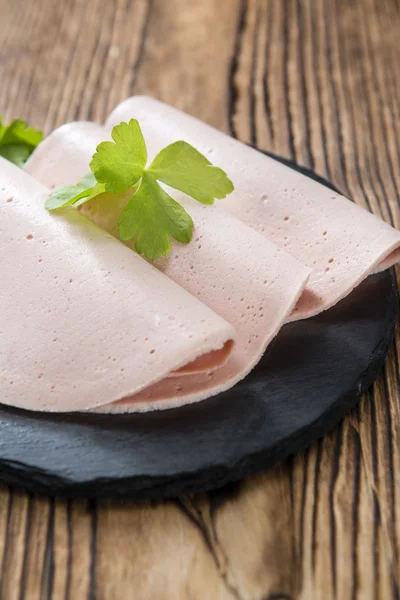 Mortadella Rebanadas en la mesa — Foto de Stock