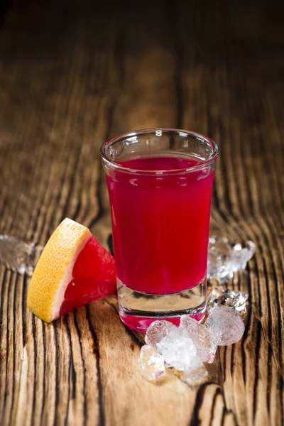 Glas mit Grapefruitlikör — Stockfoto