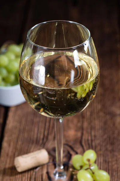Gamla träbord med vitt vin — Stockfoto