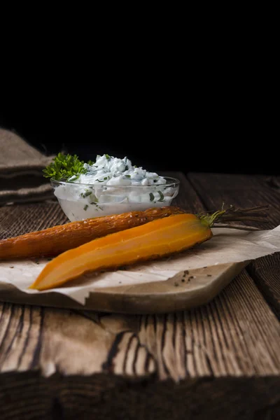 Några bakade morötter på bord — Stockfoto