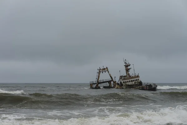 Кораблекрушение на берегу скелета — стоковое фото