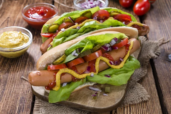 Cachorro quente caseiro com legumes frescos — Fotografia de Stock