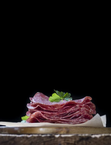 Fette Salame in tavola — Foto Stock