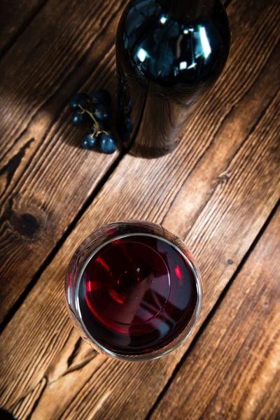 Rotwein auf dem Tisch — Stockfoto