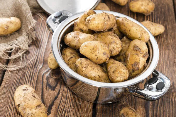 Świeże ziemniaki na stole — Zdjęcie stockowe