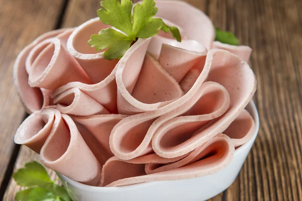 Mortadella sobre mesa de madera — Foto de Stock