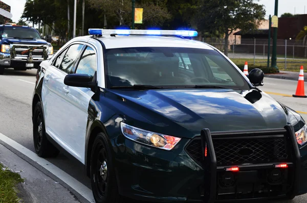 Luces de coche de policía encendidas —  Fotos de Stock