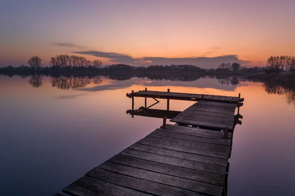 Houten Pier Een Rustig Meer Uitzicht Zonsondergang Stankow Polen — Stockfoto