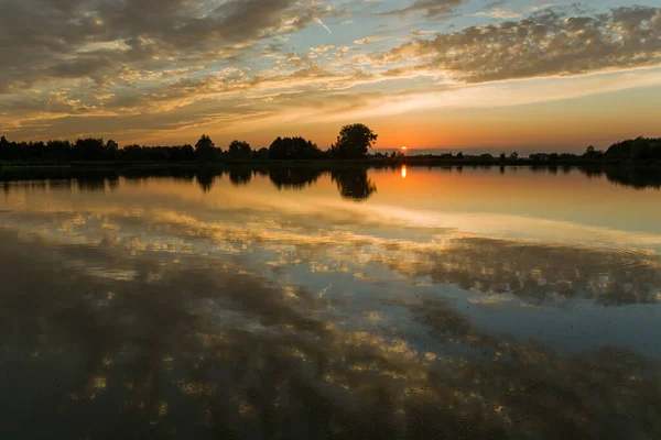 Reflexão Nuvens Lago Calmo Vista Durante Pôr Sol Stankow Polônia — Fotografia de Stock
