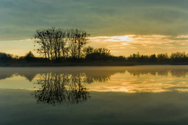 Reflexão Nuvens Noturnas Árvores Lago Nebuloso Vista Outubro — Fotografia de Stock