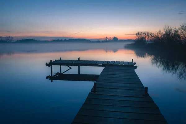 Plataforma Madera Tranquilo Lago Azul Después Del Atardecer Paisaje Nocturno — Foto de Stock