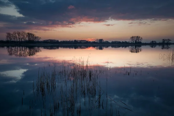 Reflexão Nuvens Após Pôr Sol Lago Tranquilo Vista Primavera — Fotografia de Stock