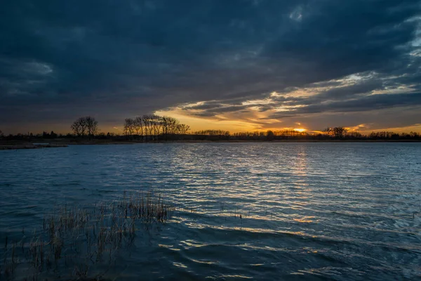 Pôr Sol Nuvens Escuras Sobre Lago Com Juncos Vista Noite — Fotografia de Stock
