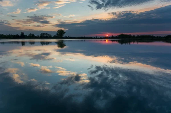 Kleurrijke Wolken Weerspiegeld Het Rustige Meer Bij Zonsondergang Lente Avond — Stockfoto