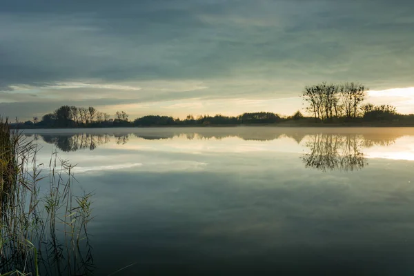 Mist Een Rustig Meer Avondwolken Herfstzicht — Stockfoto