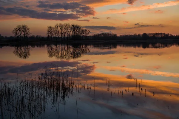 Nuvens Bonitos Sobre Lago Após Pôr Sol Noite Primavera — Fotografia de Stock